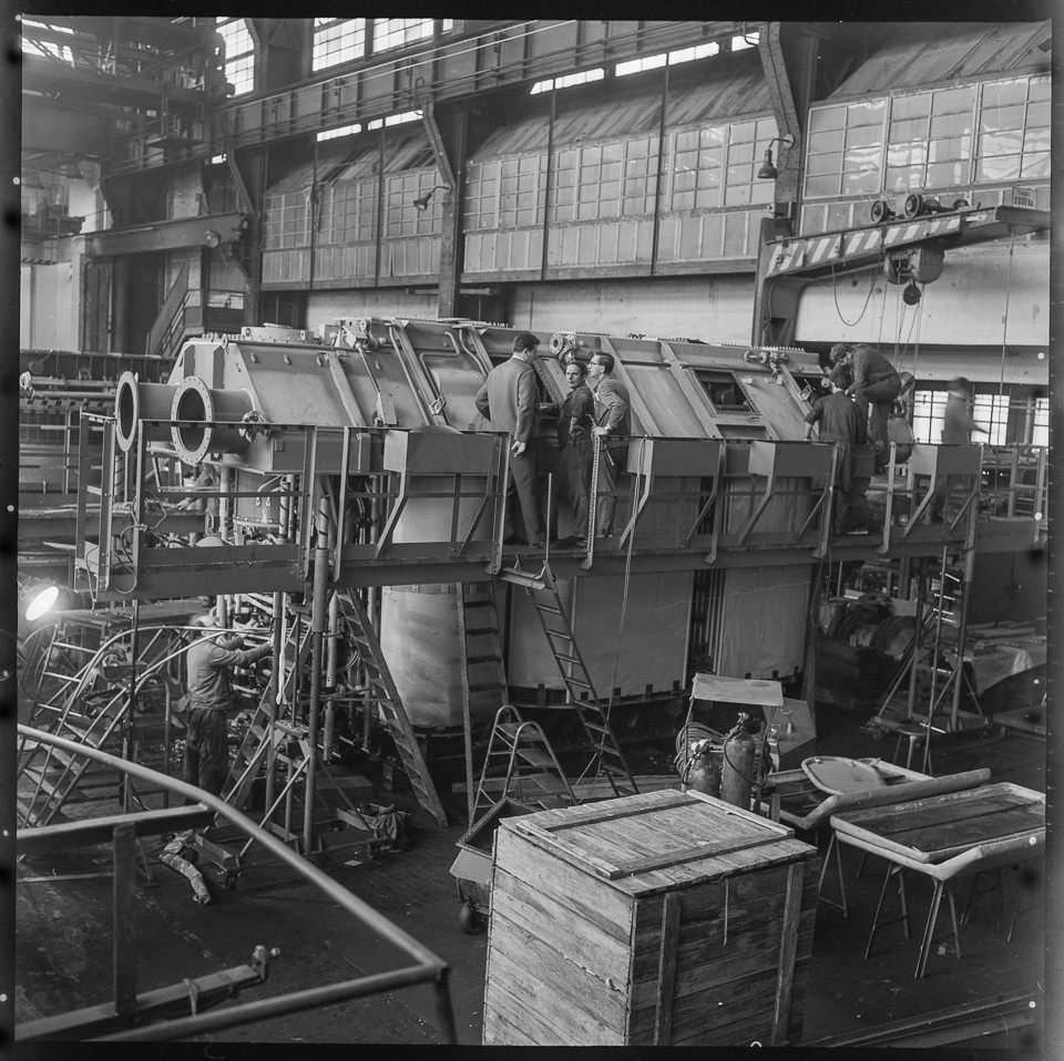 Transformatorenwerk Oberschöneweide (TRO), Bild 4: Blick in eine Fabrikhalle mit fast fertigem Leistungstransformator. SW-Foto, 1970 © Kurt Schwarz. (Kurt Schwarz CC BY-NC-SA)