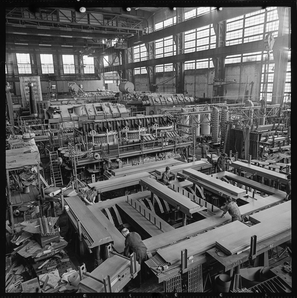 Transformatorenwerk Oberschöneweide (TRO), Bild 5: Blick in eine Produktionshalle für Leistungstransformatoren. SW-Foto, 1970 © Kurt Schwarz. (Kurt Schwarz CC BY-NC-SA)