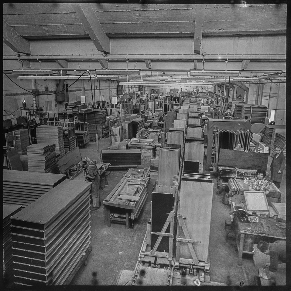 VEB Universal-Möbelwerk, Bild 1: Blick in die Fabrikhalle. SW-Foto, April 1968 © Kurt Schwarz. (Kurt Schwarz CC BY-NC-SA)