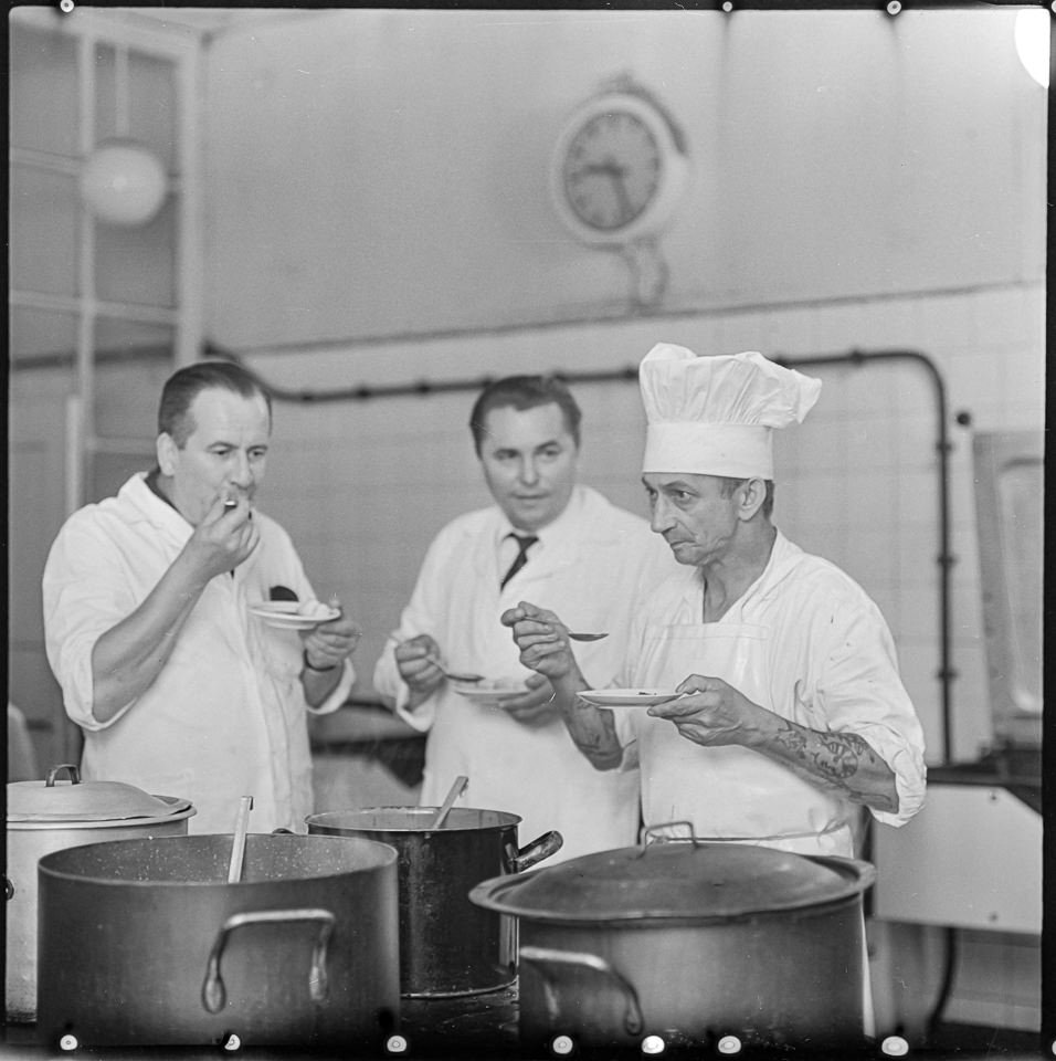 Abschmecken in einer Großküche, , Juli 1967. SW-Foto © Kurt Schwarz. (Kurt Schwarz CC BY-NC-SA)