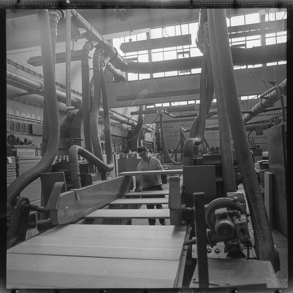 VEB Universal-Möbelwerk, Bild 2: Mann an einer Maschine zur Bearbeitung von Möbelplatten. SW-Foto, Juli 1970 © Kurt Schwarz. (Kurt Schwarz CC BY-NC-SA)