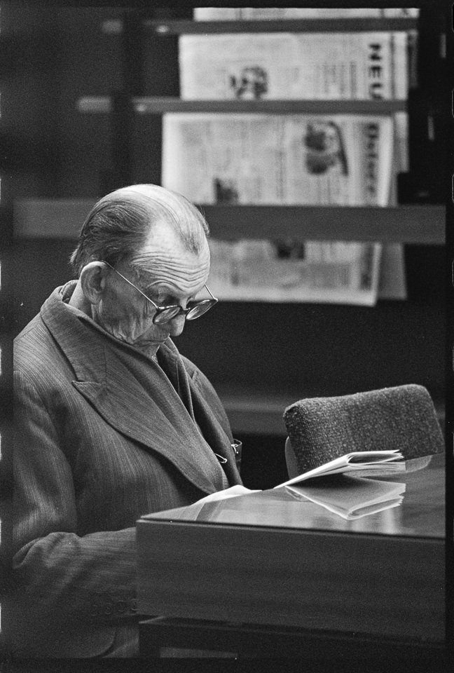 Lesender älterer Herr in einer Bibliothek. SW-Foto, 1970er Jahre © Kurt Schwarz. (Kurt Schwarz CC BY-NC-SA)