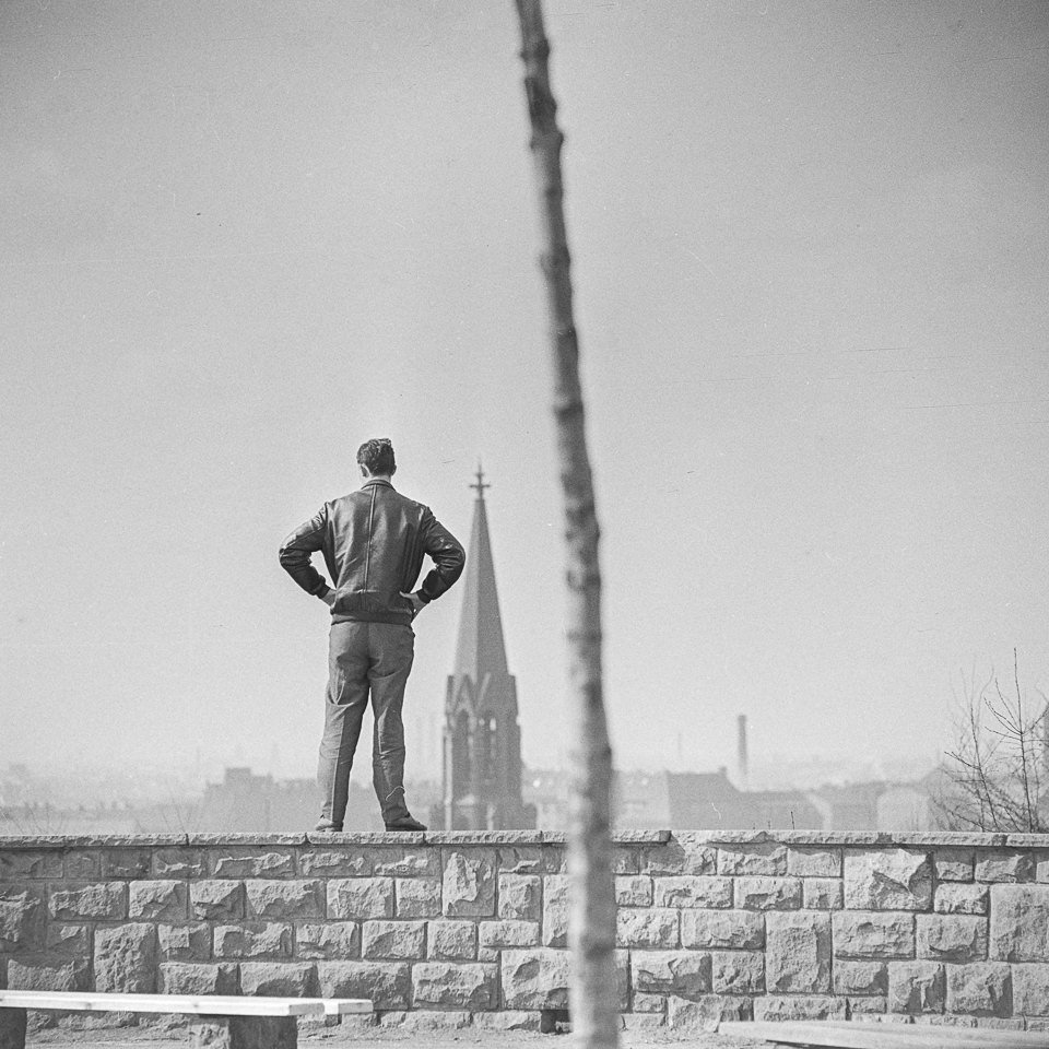Mann auf der Mauereinfassung des Gipfels vom Großen Bunkerberg im Volkspark Friedrichshain. SW-Foto, 1970er Jahre © Kurt Schwarz. (Kurt Schwarz CC BY-NC-SA)