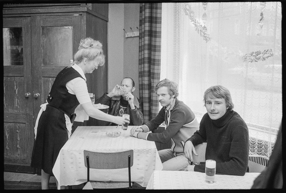 Ostberliner Eckkneipe in Lichtenberg, Bild 1: Gäste an Tischen und Kellnerin. SW-Foto, 1970 © Kurt Schwarz. (Kurt Schwarz CC BY-NC-SA)