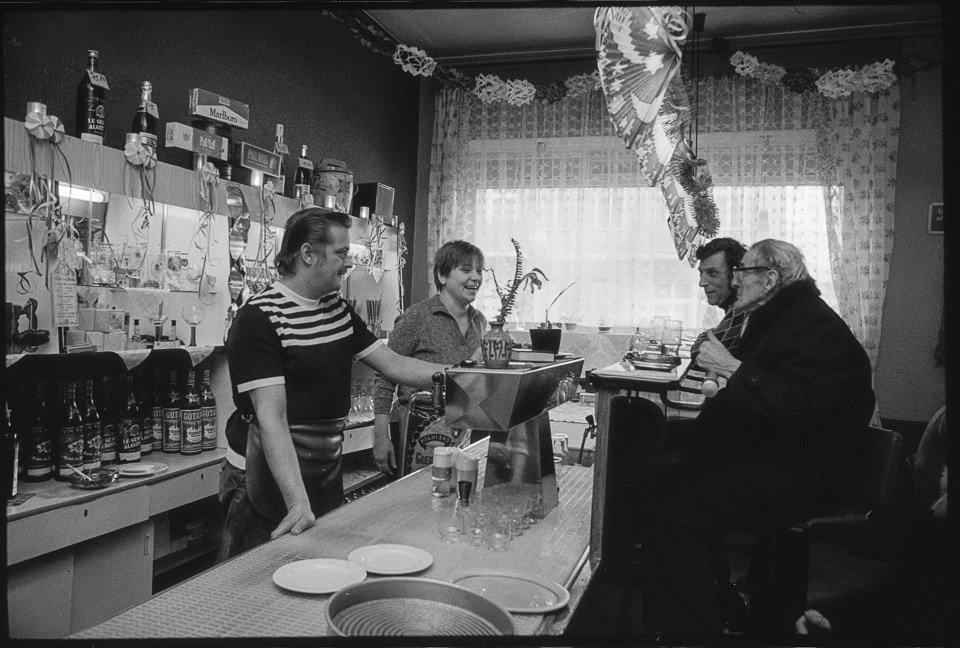 Ostberliner Eckkneipe in Lichtenberg, Bild 2: Der Tresen der Kneipe mit Bedienung und Gästen. SW-Foto, 1970 © Kurt Schwarz. (Kurt Schwarz CC BY-NC-SA)