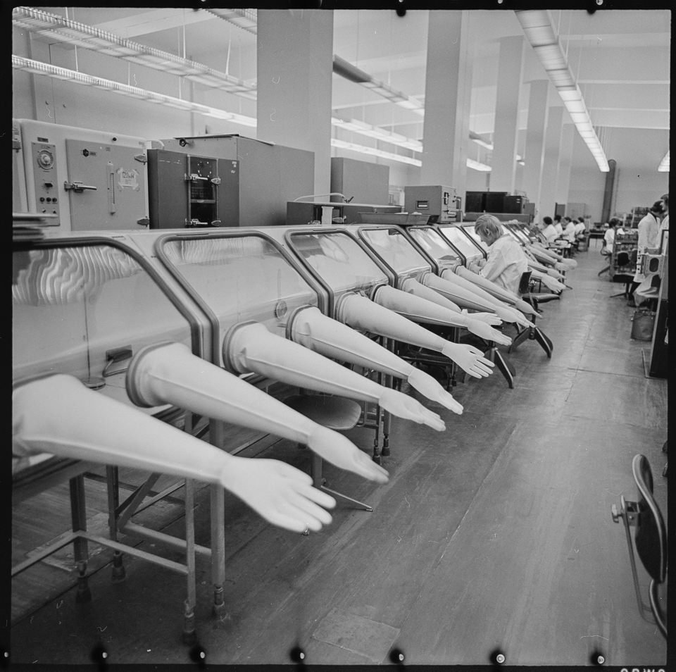 Blick in einen Produktionssaal des VEB Halbleiterwerk Frankfurt, Oder. SW-Foto, 1970er Jahre © Kurt Schwarz. (Kurt Schwarz CC BY-NC-SA)