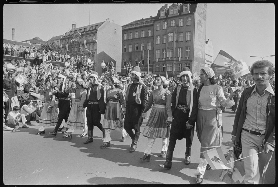 X. Weltfestspiele der Jugend und Studenten in Ostberlin 1973, Bild 2-F: Jugendliche in Trachten aus dem Libanon auf dem Weg zum Stadion der Weltjugend am E (Kurt Schwarz CC BY-NC-SA)