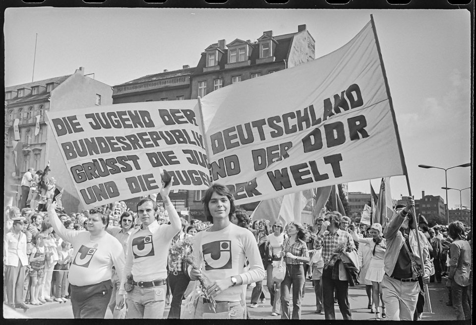 X. Weltfestspiele der Jugend und Studenten in Ostberlin 1973, Bild 2-G: Jugendliche aus Westdeutschland auf dem Weg zum Stadion der Weltjugend am Eröffnung (Kurt Schwarz CC BY-NC-SA)