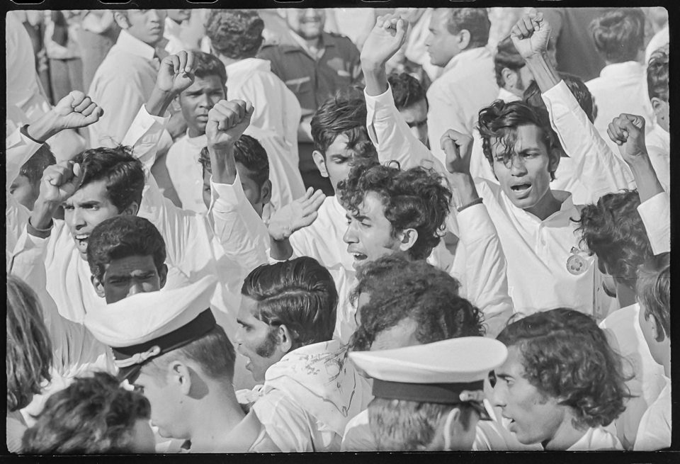 X. Weltfestspiele der Jugend und Studenten in Ostberlin 1973, Bild 2-H: Jugendliche aus Asien auf dem Weg zum Stadion der Weltjugend am Eröffnungstag. SW-F (Kurt Schwarz CC BY-NC-SA)