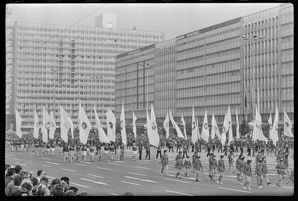 X. Weltfestspiele der Jugend und Studenten in Ostberlin 1973, Bild 4-A: Parade "Die Jugend der DDR grüßt die Jugend der Welt" am Alexanderplatz. SW-Foto, 0 (Kurt Schwarz CC BY-NC-SA)