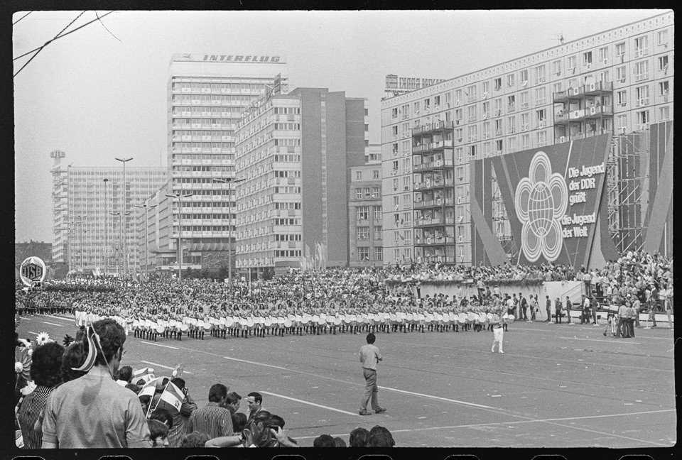 X. Weltfestspiele der Jugend und Studenten in Ostberlin 1973, Bild 4-B: Parade "Die Jugend der DDR grüßt die Jugend der Welt" auf der Karl-Marx-Allee. SW-F (Kurt Schwarz CC BY-NC-SA)