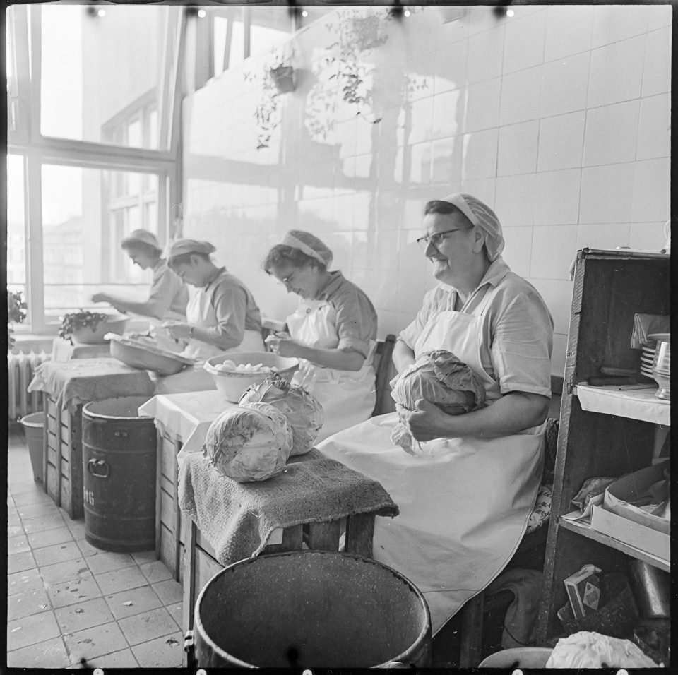 Vier Frauen beim Gemüseputzen in einer Großküche, , Juli 1967. SW-Foto © Kurt Schwarz. (Kurt Schwarz CC BY-NC-SA)