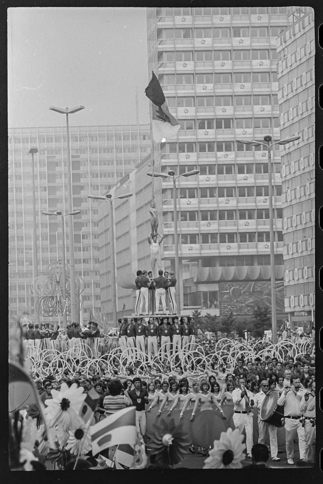 X. Weltfestspiele der Jugend und Studenten in Ostberlin 1973, Bild 4-C: Sektion der Sportler bei der Parade "Die Jugend der DDR grüßt die Jugend der Welt" (Kurt Schwarz CC BY-NC-SA)