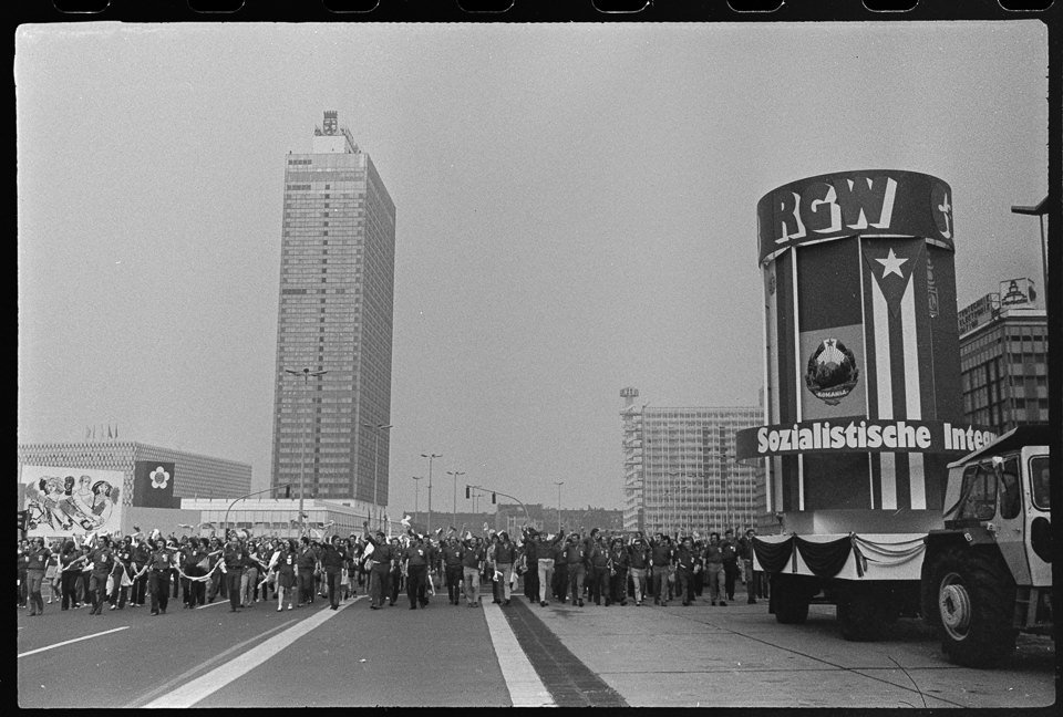 X. Weltfestspiele der Jugend und Studenten in Ostberlin 1973, Bild 5: Demonstrationszug "Die Jugend der DDR grüßt die Jugend der Welt" Karl-Marx-Allee. SW- (Kurt Schwarz CC BY-NC-SA)