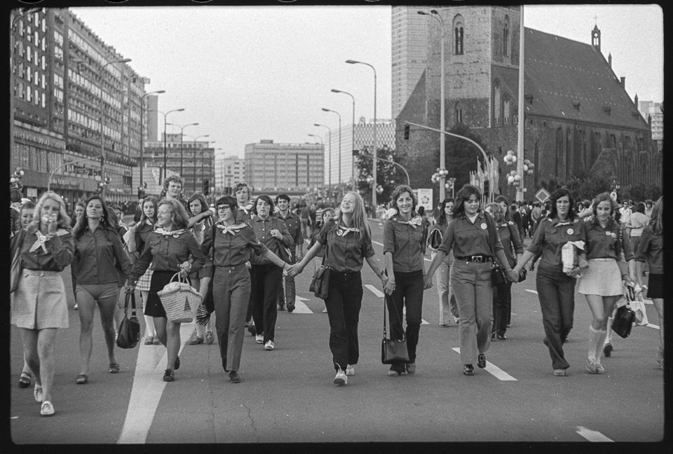 X. Weltfestspiele der Jugend und Studenten in Ostberlin 1973, Bild 6: FDJler am Alexanderplatz. SW-Foto, Anfang August 1973 © Kurt Schwarz. (Kurt Schwarz CC BY-NC-SA)