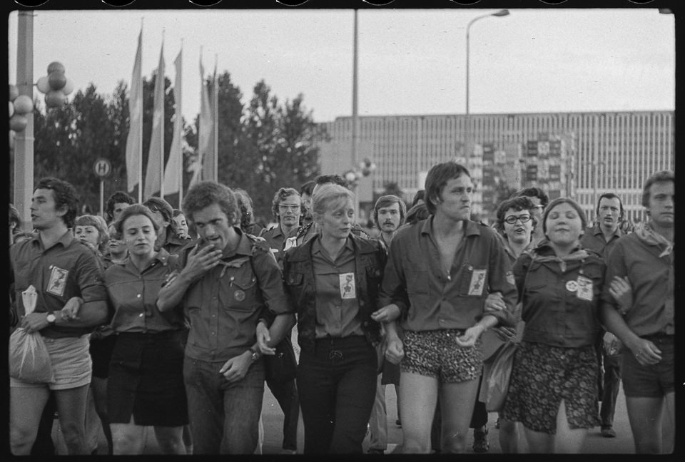 X. Weltfestspiele der Jugend und Studenten in Ostberlin 1973, Bild 7: FDJler am Marx-Engels-Platz. SW-Foto, Anfang August 1973 © Kurt Schwarz. (Kurt Schwarz CC BY-NC-SA)