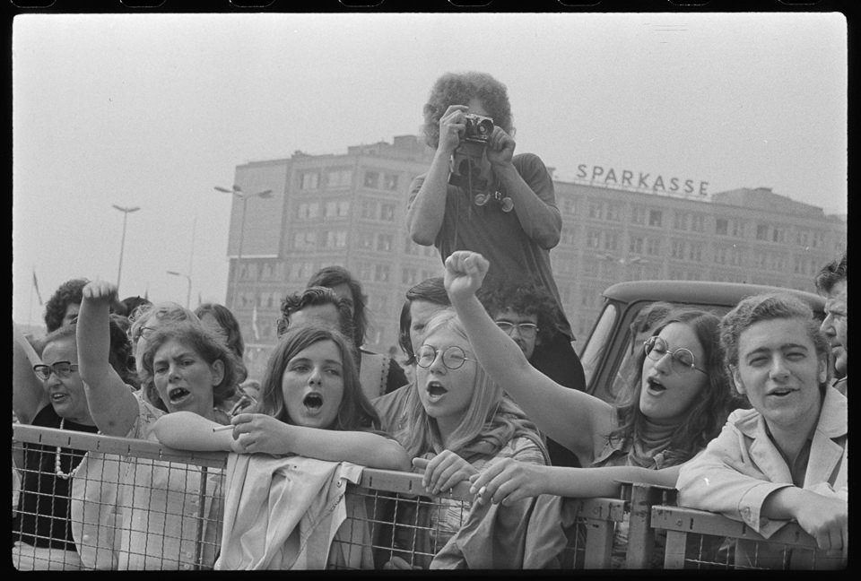 X. Weltfestspiele der Jugend und Studenten in Ostberlin 1973, Bild 8: Zuschauer bei einer Parade am Alexanderplatz. SW-Foto, Anfang August 1973 © Kurt Schw (Kurt Schwarz CC BY-NC-SA)