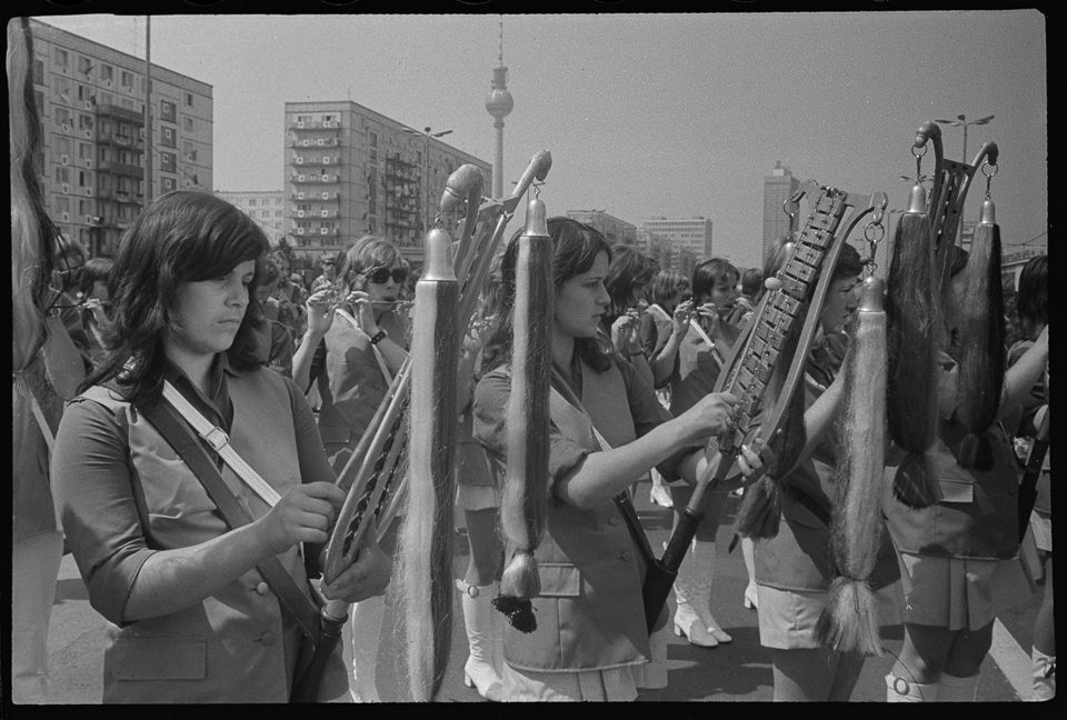 X. Weltfestspiele der Jugend und Studenten in Ostberlin 1973, Bild 9: Spielmannzug auf der Karl-Marx-Allee. SW-Foto, Anfang August 1973 © Kurt Schwarz. (Kurt Schwarz CC BY-NC-SA)