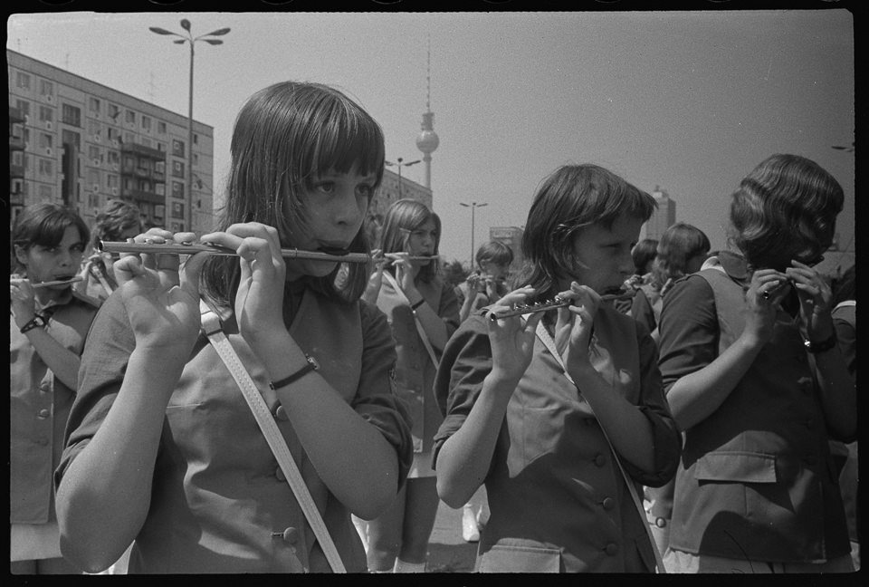 X. Weltfestspiele der Jugend und Studenten in Ostberlin 1973, Bild 10: Spielmannzug auf der Karl-Marx-Allee. SW-Foto, Anfang August 1973 © Kurt Schwarz. (Kurt Schwarz CC BY-NC-SA)