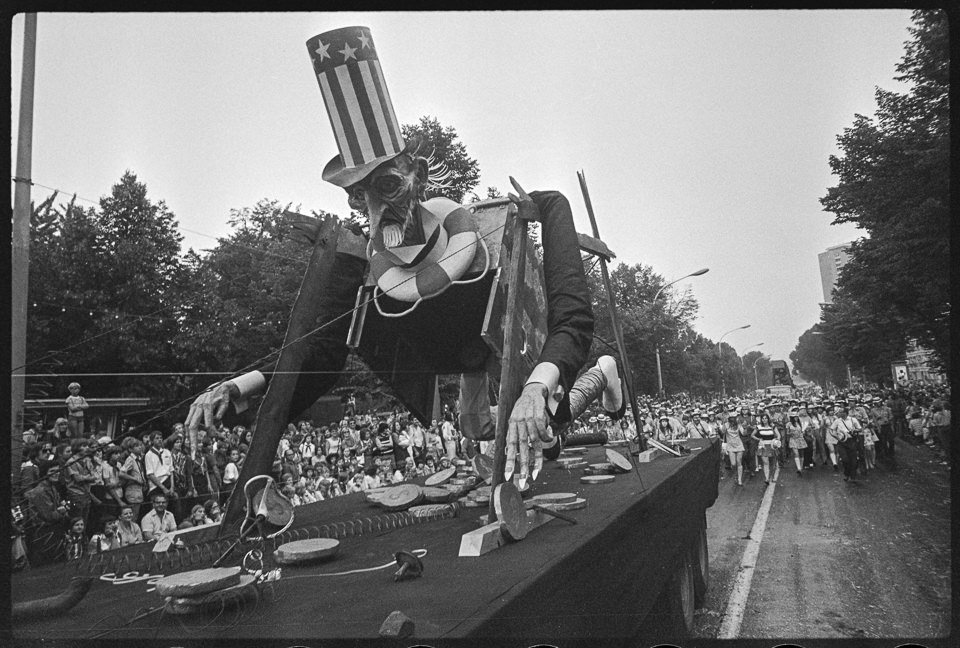 X. Weltfestspiele der Jugend und Studenten in Ostberlin 1973, Bild 12: Umzugswagen mit Uncle Sam Karikatur beim "Karneval der Weltjugend". SW-Foto, 02.08.1 (Kurt Schwarz CC BY-NC-SA)