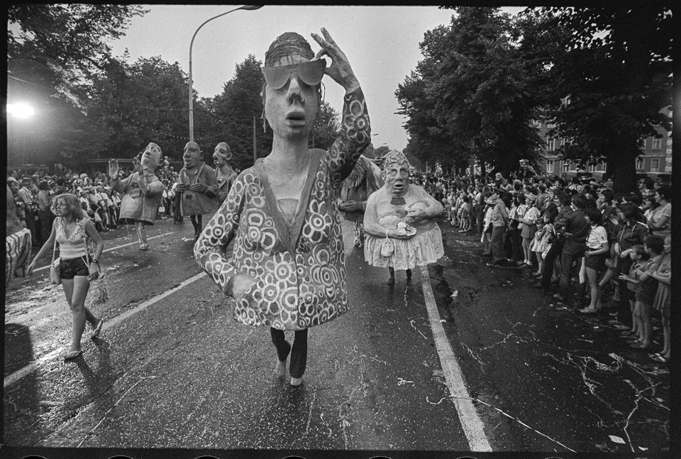 X. Weltfestspiele der Jugend und Studenten in Ostberlin 1973, Bild 13: Umzugsfiguren beim "Karneval der Weltjugend". SW-Foto, 02.08.1973 © Kurt Schwarz. (Kurt Schwarz CC BY-NC-SA)