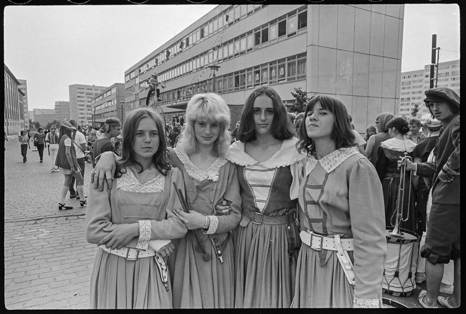 X. Weltfestspiele der Jugend und Studenten in Ostberlin 1973, Bild 15-A: Mittelalterlich kostümierte Frauen beim "Karneval der Weltkulturen". SW-Foto, 02.0 (Kurt Schwarz CC BY-NC-SA)
