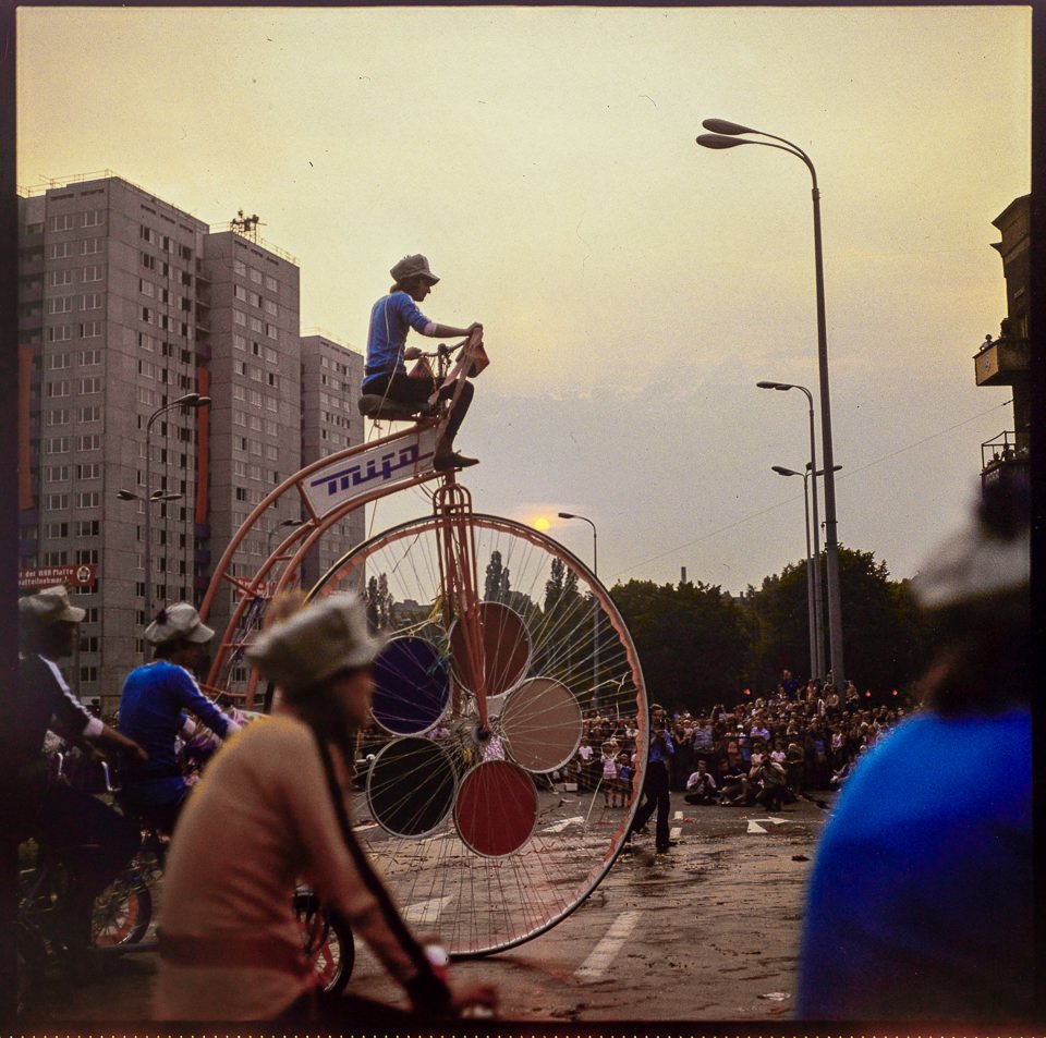 X. Weltfestspiele der Jugend und Studenten in Ostberlin 1973, Bild 15-B: Riesenfahrrad beim "Karneval der Weltjugend". Farbfoto, 02.08.1973 © Kurt Schwarz. (Kurt Schwarz CC BY-NC-SA)