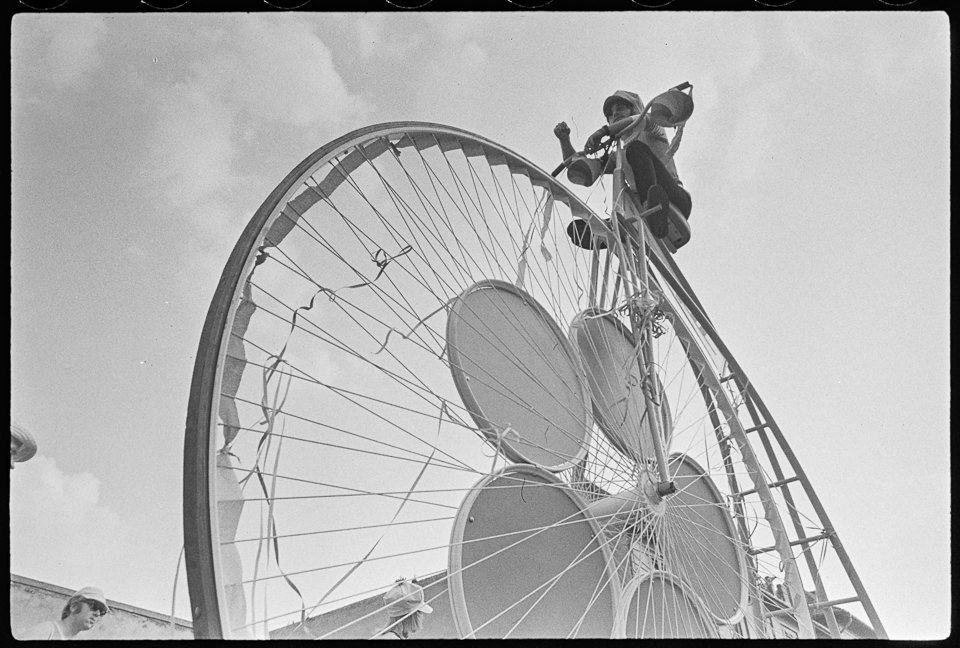 X. Weltfestspiele der Jugend und Studenten in Ostberlin 1973, Bild 15-C: Riesenfahrrad beim "Karneval der Weltjugend". SW-Foto, 02.08.1973 © Kurt Schwarz. (Kurt Schwarz CC BY-NC-SA)