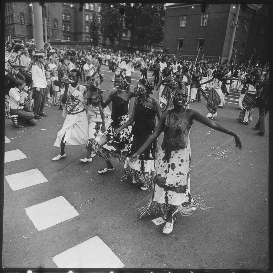 X. Weltfestspiele der Jugend und Studenten in Ostberlin 1973, Bild 16-A: Somalische Folkloretänzer beim "Karneval der Weltjugend". SW-Foto, 04.08.1973 © Ku (Kurt Schwarz CC BY-NC-SA)