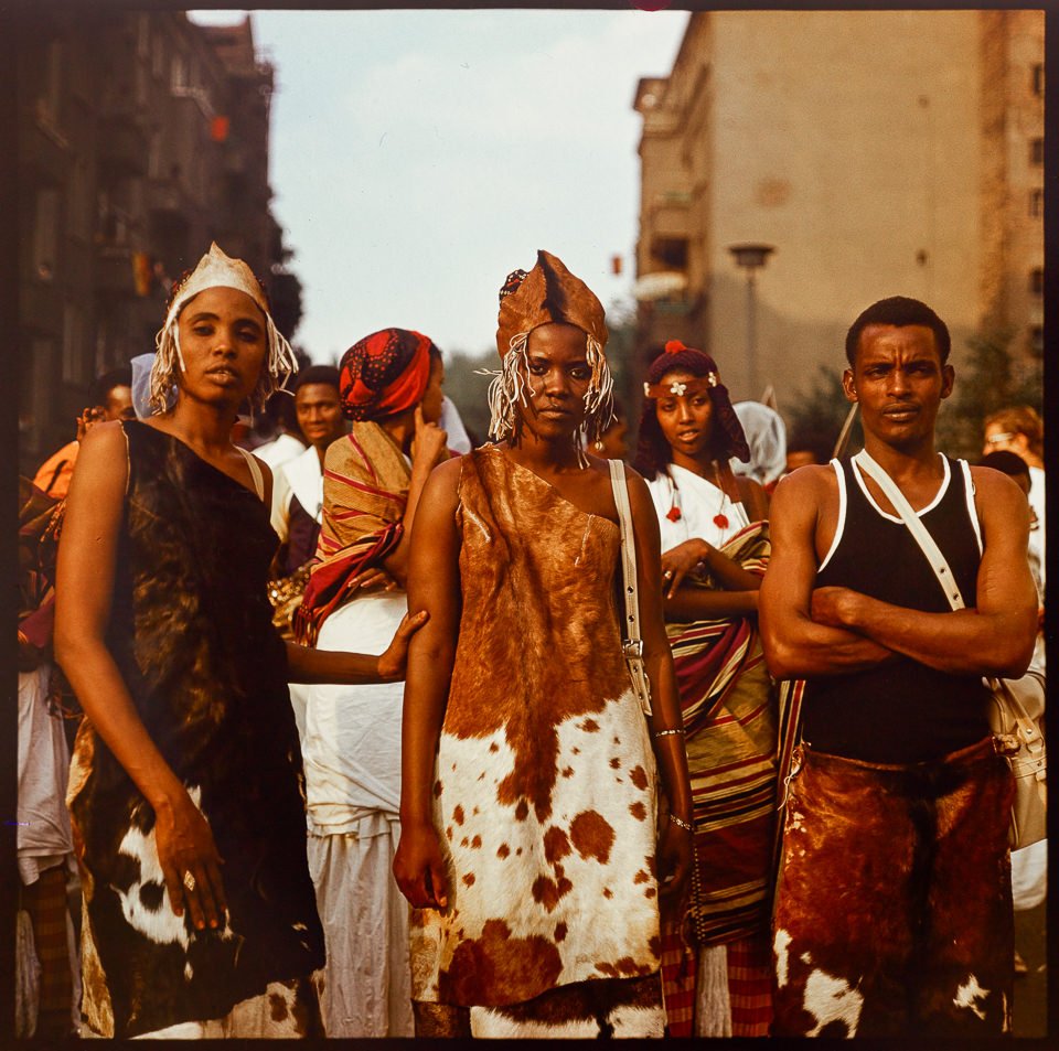 X. Weltfestspiele der Jugend und Studenten in Ostberlin 1973, Bild 16-B: Gruppe von traditionell gekleideten somalischen Frauen beim "Karneval der Weltjuge (Kurt Schwarz CC BY-NC-SA)