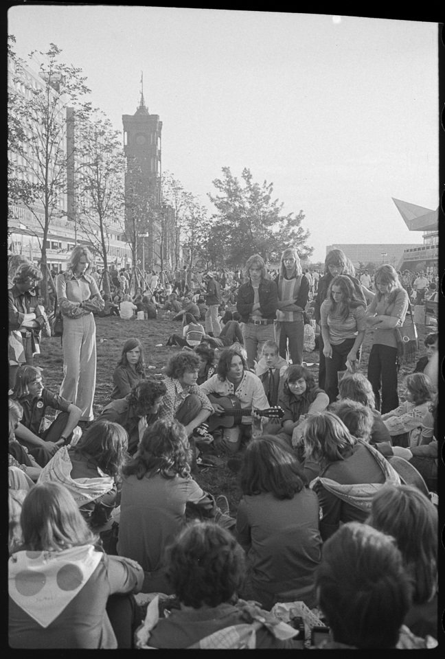 X. Weltfestspiele der Jugend und Studenten in Ostberlin 1973, Bild 19: Jugendliche am Alexanderplatz. SW-Foto, Anfang August 1973 © Kurt Schwarz. (Kurt Schwarz CC BY-NC-SA)
