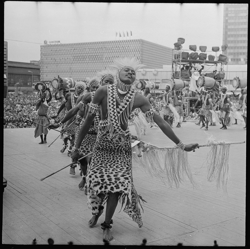 X. Weltfestspiele der Jugend und Studenten in Ostberlin 1973, Bild 20: Aufführung des Nationalballetts aus Burundi am Alexanderplatz. SW-Foto, Anfang Augus (Kurt Schwarz CC BY-NC-SA)