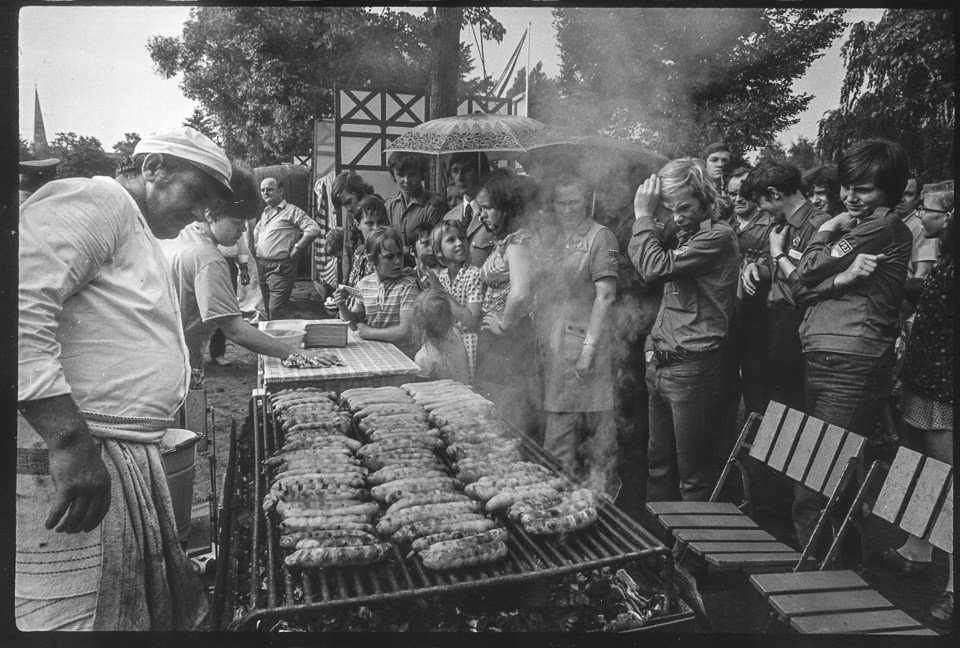 X. Weltfestspiele der Jugend und Studenten in Ostberlin 1973, Bild 21: Thüringer Rostbratwurst für FDJler. SW-Foto, 04.08.1973 © Kurt Schwarz. (Kurt Schwarz CC BY-NC-SA)