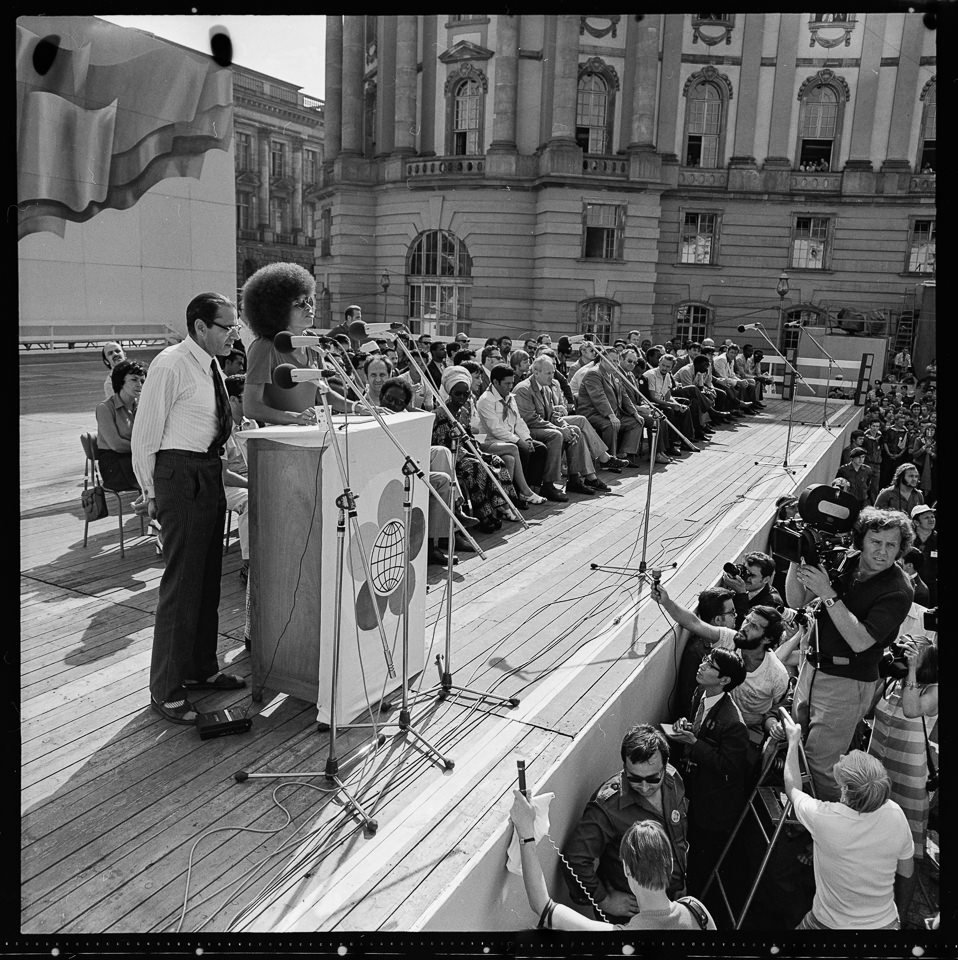 X. Weltfestspiele der Jugend und Studenten in Ostberlin 1973, Bild 23: Angela Davis bei einer Rede auf dem Bebelplatz. SW-Foto, 31.07.1973 © Kurt Schwarz. (Kurt Schwarz CC BY-NC-SA)