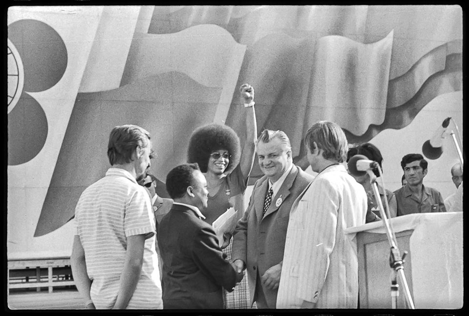 X. Weltfestspiele der Jugend und Studenten in Ostberlin 1973, Bild 26: Angela Davis grüßt mit erhobener Faust ins Publikum. SW-Foto, 31.07.1973 © Kurt Schw (Kurt Schwarz CC BY-NC-SA)