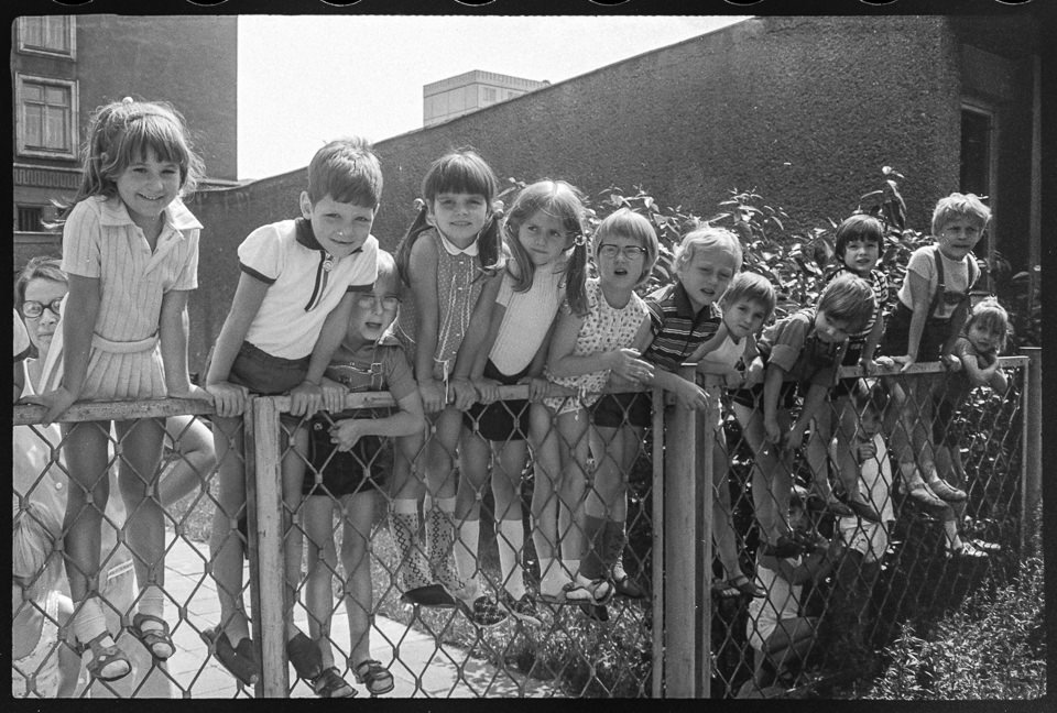 X. Weltfestspiele der Jugend und Studenten in Ostberlin 1973, Bild 27: Junge "Zaungäste" beobachten eine Parade. SW-Foto, Anfang August 1973 © Kurt Schwarz (Kurt Schwarz CC BY-NC-SA)