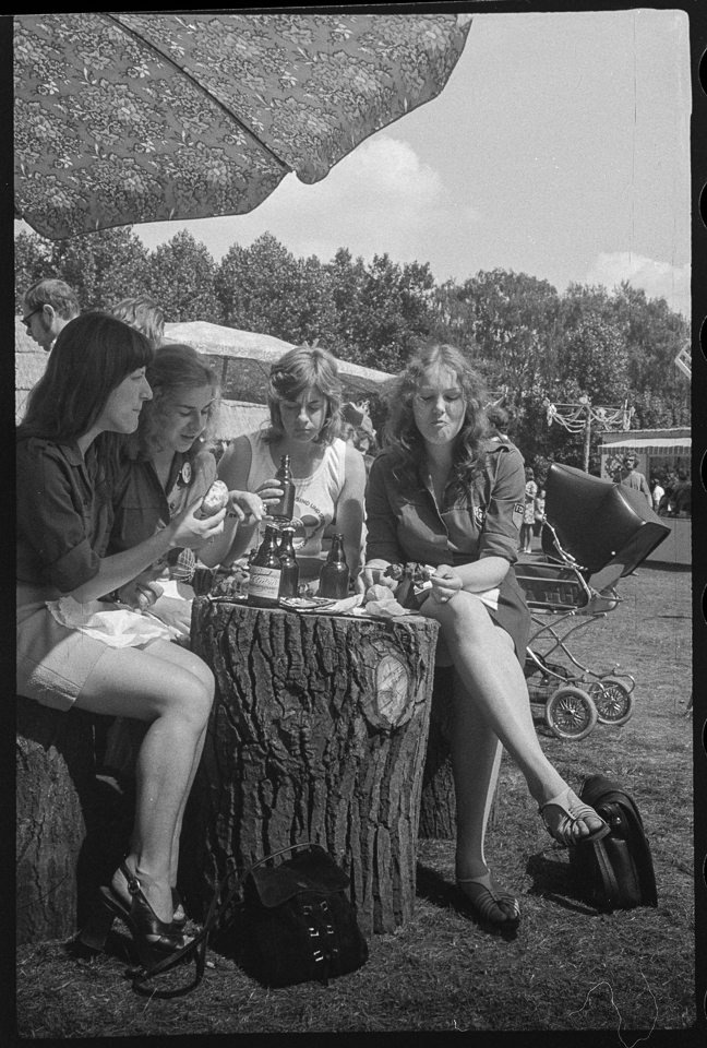 X. Weltfestspiele der Jugend und Studenten in Ostberlin 1973, Bild 29: Junge Frauen bei einer Mahlzeit im Park. SW-Foto, Anfang August 1973 © Kurt Schwarz. (Kurt Schwarz CC BY-NC-SA)
