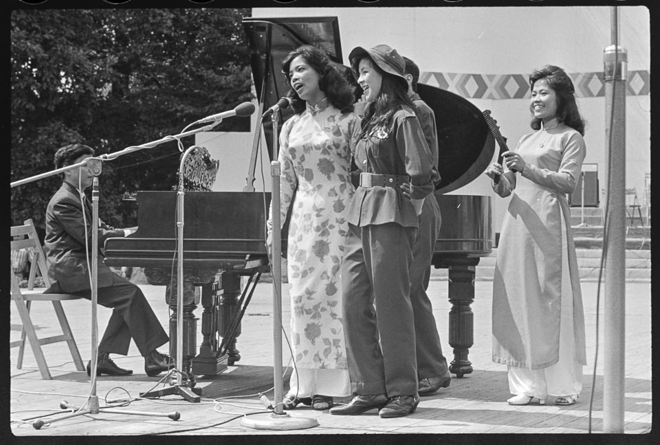 X. Weltfestspiele der Jugend und Studenten in Ostberlin 1973, Bild 31: Vietnamesische Musikgruppe. SW-Foto, Anfang August 1973 © Kurt Schwarz. (Kurt Schwarz CC BY-NC-SA)