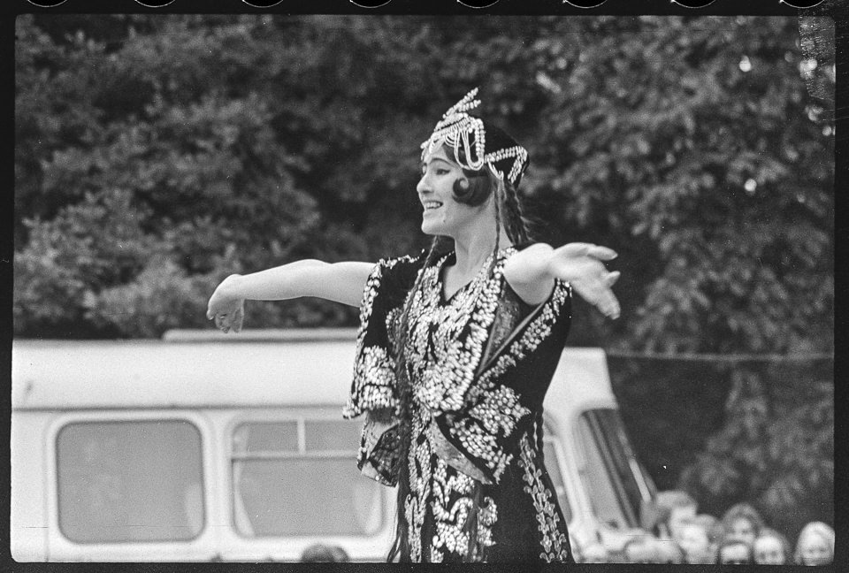 X. Weltfestspiele der Jugend und Studenten in Ostberlin 1973, Bild 33: Asiatische Tänzerin auf der Bühne. SW-Foto, Anfang August 1973 © Kurt Schwarz. (Kurt Schwarz CC BY-NC-SA)