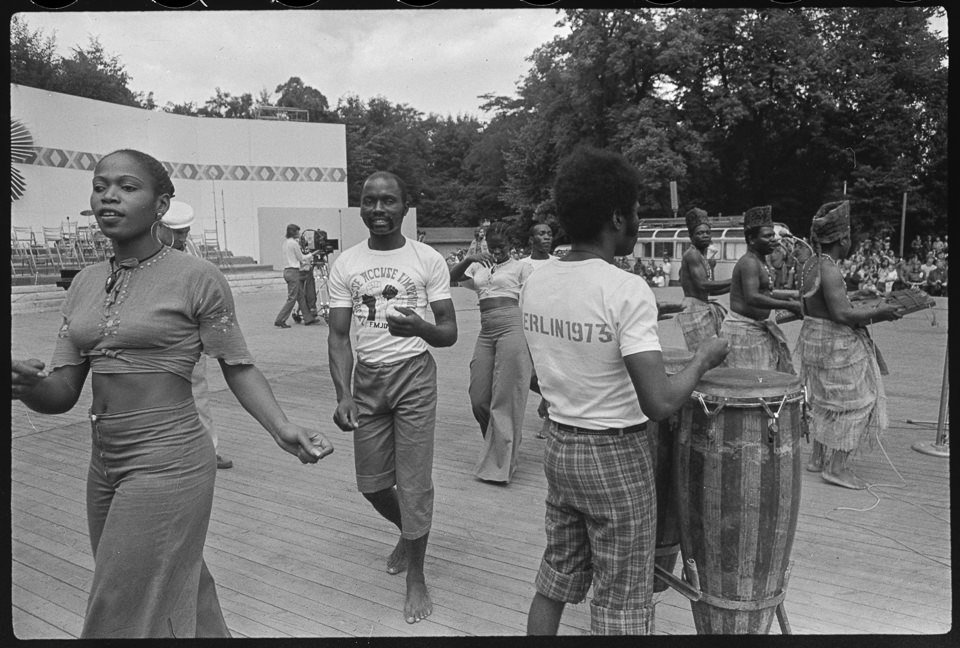 X. Weltfestspiele der Jugend und Studenten in Ostberlin 1973, Bild 36: Afrikanisches Ensemble. SW-Foto, Anfang August 1973 © Kurt Schwarz. (Kurt Schwarz CC BY-NC-SA)