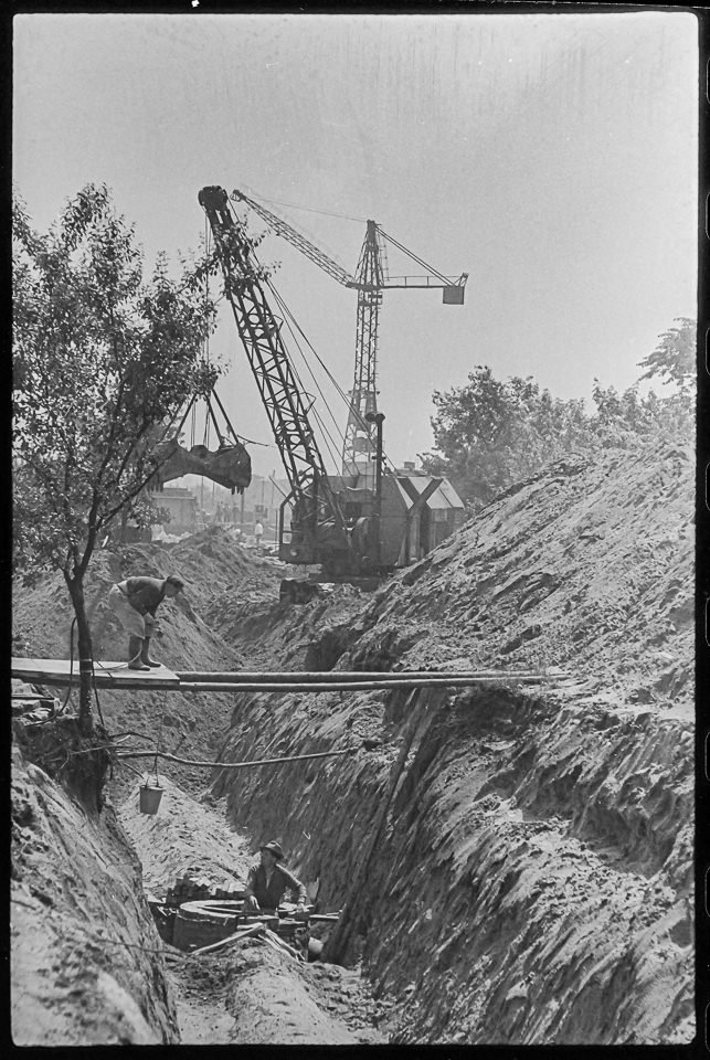 Bau einer Kanalisationsleitung, 1959. SW-Foto © Kurt Schwarz. (Kurt Schwarz CC BY-NC-SA)