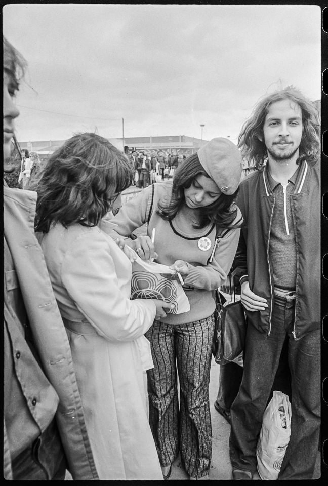 X. Weltfestspiele der Jugend und Studenten in Ostberlin 1973, Bild 37: Jugendliche beim Adressen- und Autogrammaustausch. SW-Foto, Anfang August 1973 © Kur (Kurt Schwarz CC BY-NC-SA)