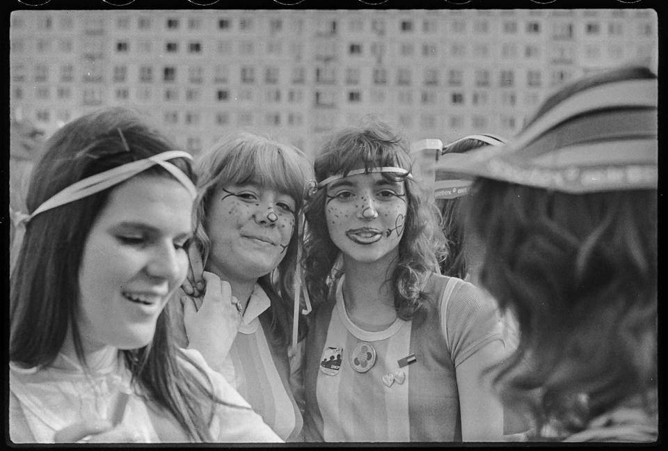 X. Weltfestspiele der Jugend und Studenten in Ostberlin 1973, Bild 39: Junge Frauen mit Gesichtsbemalung. SW-Foto, Anfang August 1973 © Kurt Schwarz. (Kurt Schwarz CC BY-NC-SA)
