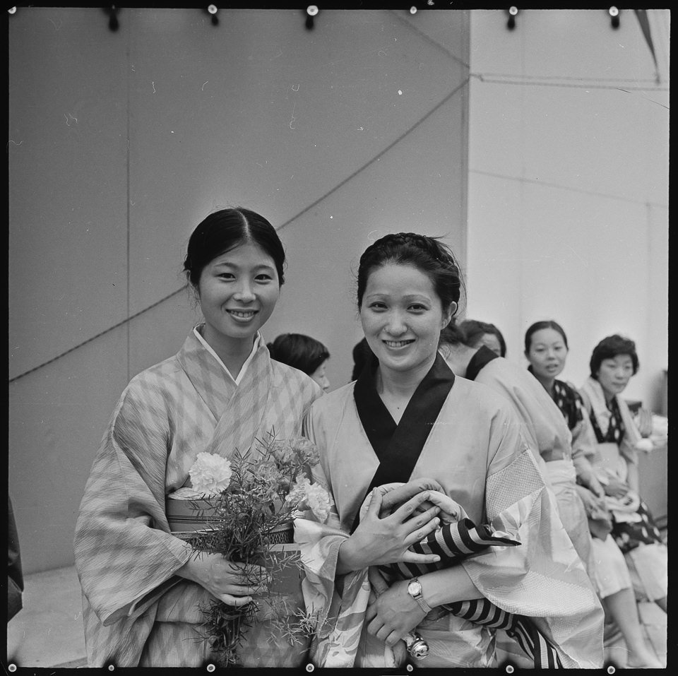 X. Weltfestspiele der Jugend und Studenten in Ostberlin 1973, Bild 40: Junge ostasiatische Frauen einer Folkloregruppe. SW-Foto, Anfang August 1973 © Kurt (Kurt Schwarz CC BY-NC-SA)