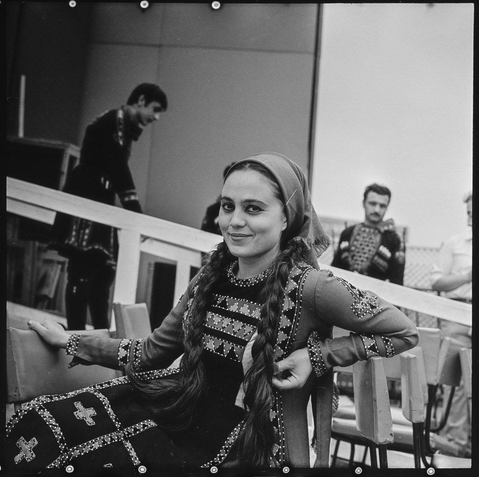 X. Weltfestspiele der Jugend und Studenten in Ostberlin 1973, Bild 41: Junge osteuropäische Frau einer Folkloregruppe. SW-Foto, Anfang August 1973 © Kurt S (Kurt Schwarz CC BY-NC-SA)