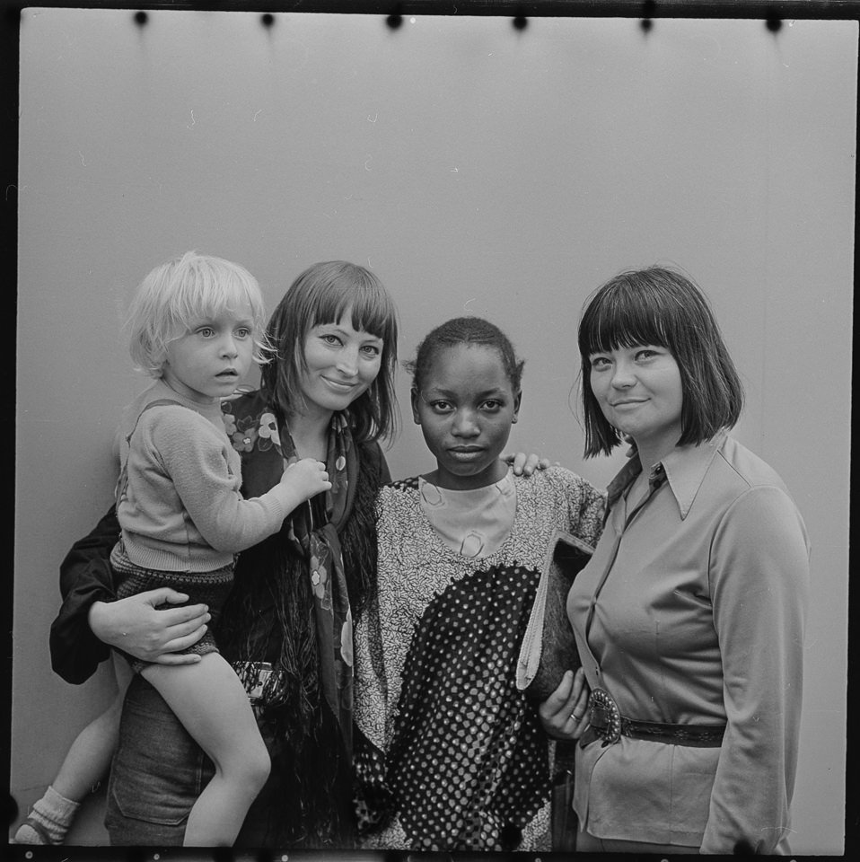 X. Weltfestspiele der Jugend und Studenten in Ostberlin 1973, Bild 42: Drei Frauen und ein Kind. SW-Foto, Anfang August 1973 © Kurt Schwarz. (Kurt Schwarz CC BY-NC-SA)