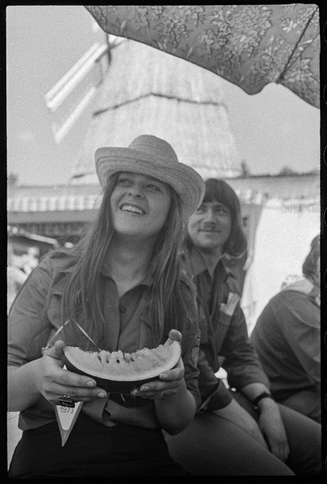X. Weltfestspiele der Jugend und Studenten in Ostberlin 1973, Bild 51: FDJlerin mit Wassermelone. SW-Foto, Ende Juli 1973 © Kurt Schwarz. (Kurt Schwarz CC BY-NC-SA)