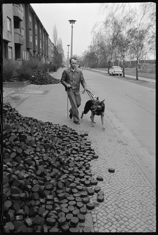 Blindenhundausbildung mit Kohlehaufen in der Stadt (Originaltitel des Fotografen). SW-Foto, 1980er Jahre © Kurt Schwarz. (Kurt Schwarz CC BY-NC-SA)