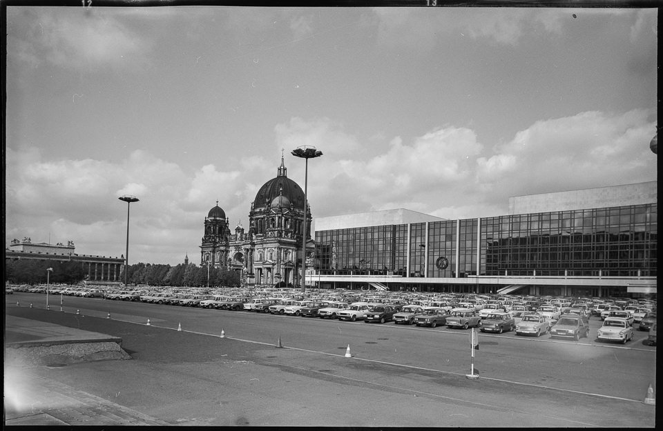 Palast der Republik mit Berliner Dom und Altem Museum. SW-Foto, 1980er Jahre © Kurt Schwarz. (Kurt Schwarz CC BY-NC-SA)