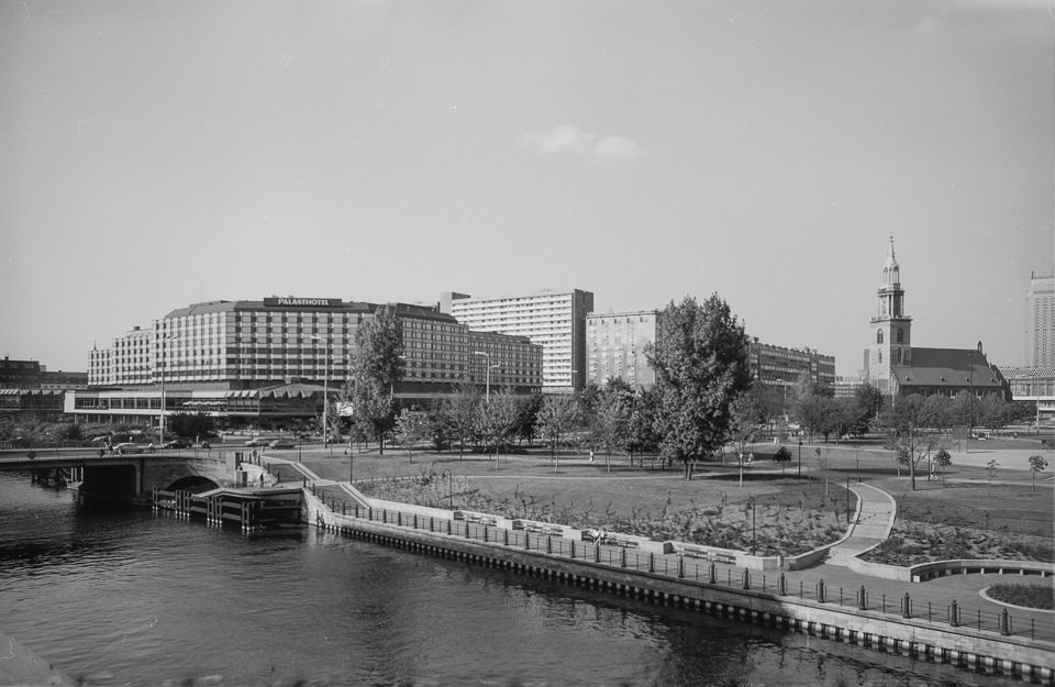 Panorama in Berlin Mitte mit Spree, Marx-Engels-Forum, Palasthotel und Marienkirche. SW-Foto, 1980er Jahre © Kurt Schwarz. (Kurt Schwarz CC BY-NC-SA)
